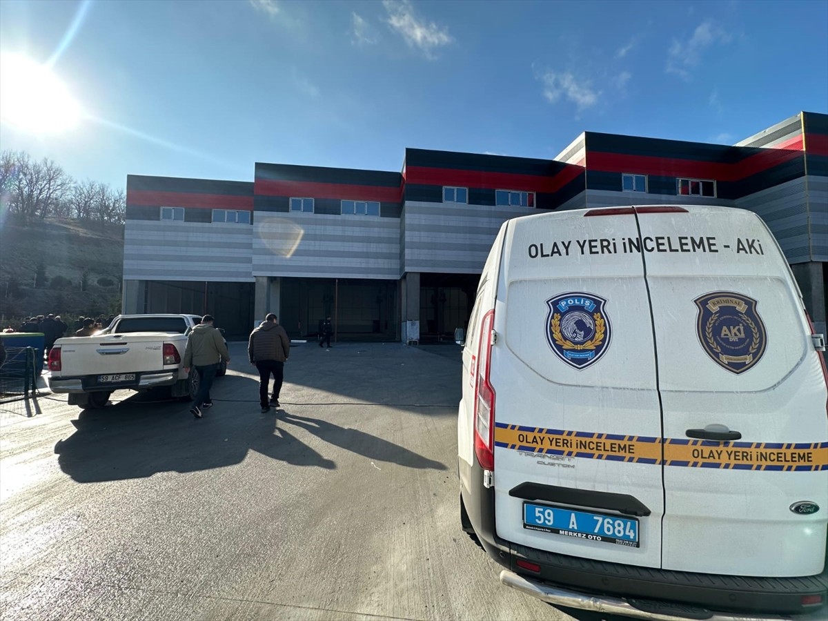 Tekirdağ'ın Çerkezköy ilçesinde staj yaptığı fabrikada yüksekten düşen öğrenci ağır yaralandı....