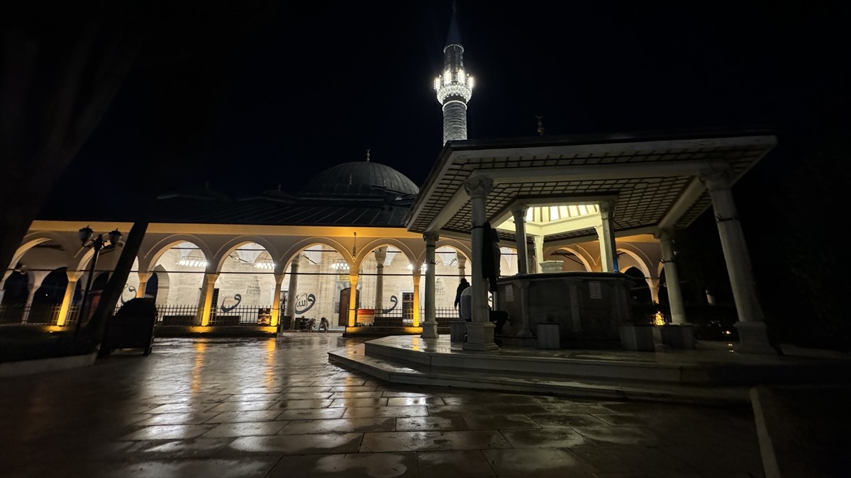 Tekirdağ Rüstem Paşa Camisi'nde, Kur'an-ı Kerim ve ilahilerle idrak edilen kandil gecesinde cemaat...