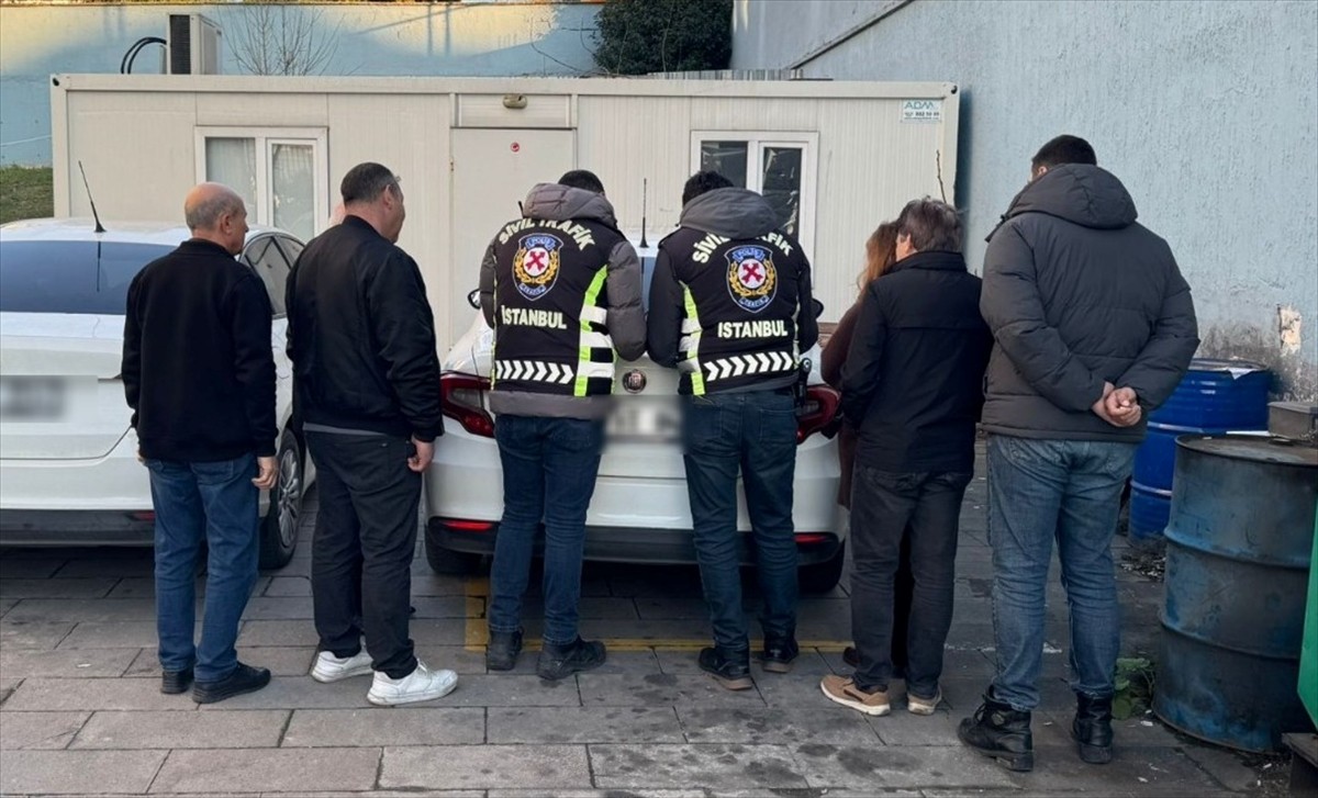 TEM Otoyolu Bağcılar mevkisinde emniyet şeridini kullanarak ambulansın geçişini engelleyen 7...