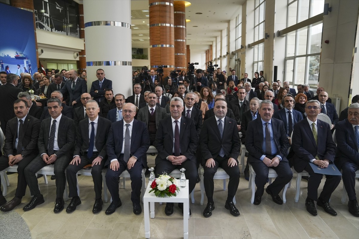 Ticaret Bakanı Ömer Bolat (ortada), Ticaret Bakanlığında düzenlenen Dünya Gümrük Günü Kutlama...