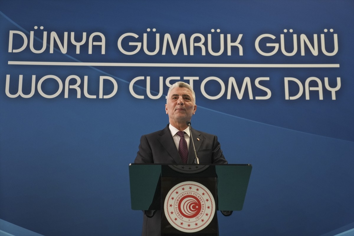 Ticaret Bakanı Ömer Bolat (ortada), Ticaret Bakanlığında düzenlenen Dünya Gümrük Günü Kutlama...