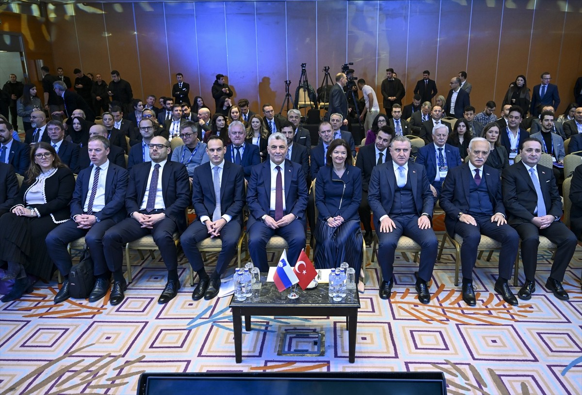 Ticaret Bakanı Ömer Bolat (ortada) ve Gençlik ve Spor Bakanı Osman Aşkın Bak (sağ 3), Dış Ekonomik...