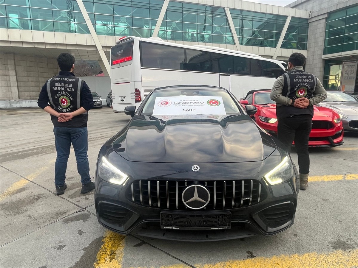 Ticaret Bakanlığı Gümrükler Muhafaza ekiplerinin 11 ilde yürüttüğü operasyonda piyasa değeri...