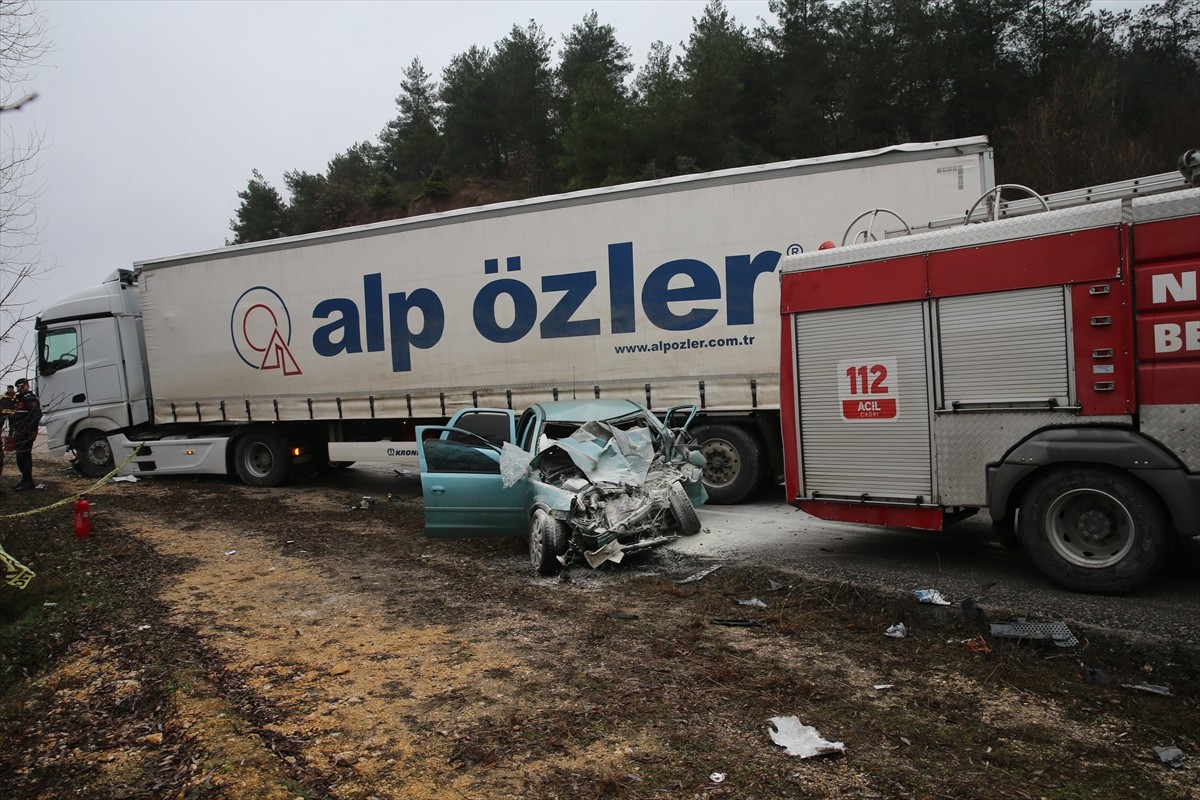 Tokat'ın Niksar ilçesinde tır ile otomobilin çarpışması sonucu 2 kişi öldü, 1 kişi...