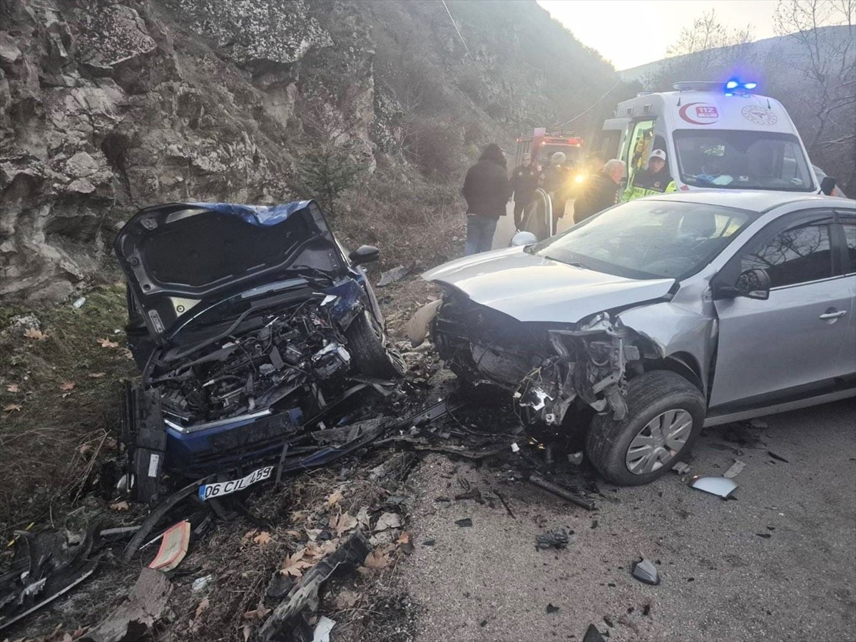 Tokat'ın Turhal ilçesinde iki otomobilin çarpışması sonucu 7 kişi yaralandı. Olay yerine sağlık ve...