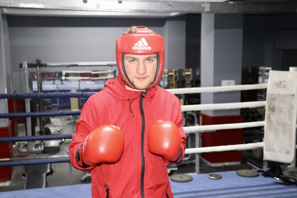 Trabzon'da amatör boksla ilgilenmesine karşın profesyonelliğe geçemeyen Ömer Çınar, bu spora...