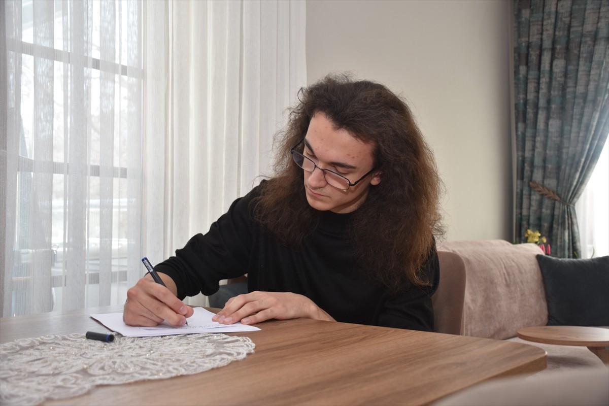 Trabzon'da yaşayan 17 yaşındaki Yavuz Selim Durmuş, kendi imkanlarıyla öğrendiği Japonca sayesinde...