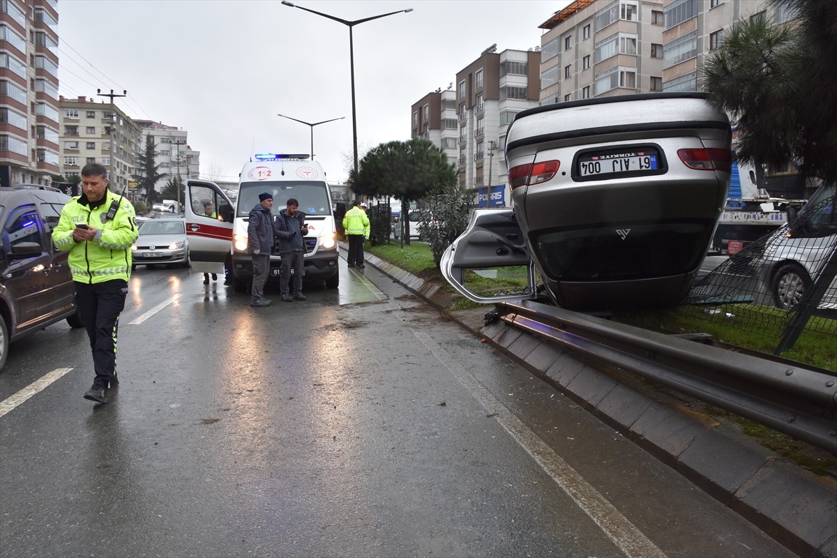 Trabzon'un Akçaabat ilçesinde otomobilin devrilmesi sonucu 2 kişi yaralandı. İhbar üzerine kaza...