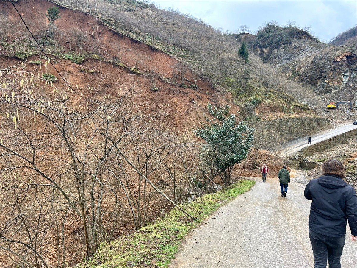 Trabzon'un Arsin ilçesinde heyelan meydana geldi. İlçeye bağlı Çardaklı Mahallesi'nde yamaçtan...