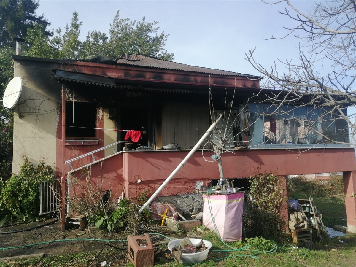 Trabzon'un Beşikdüzü ilçesinde evde çıkan yangında 1 kişi hayatını kaybetti. İhbar üzerine bölgeye...