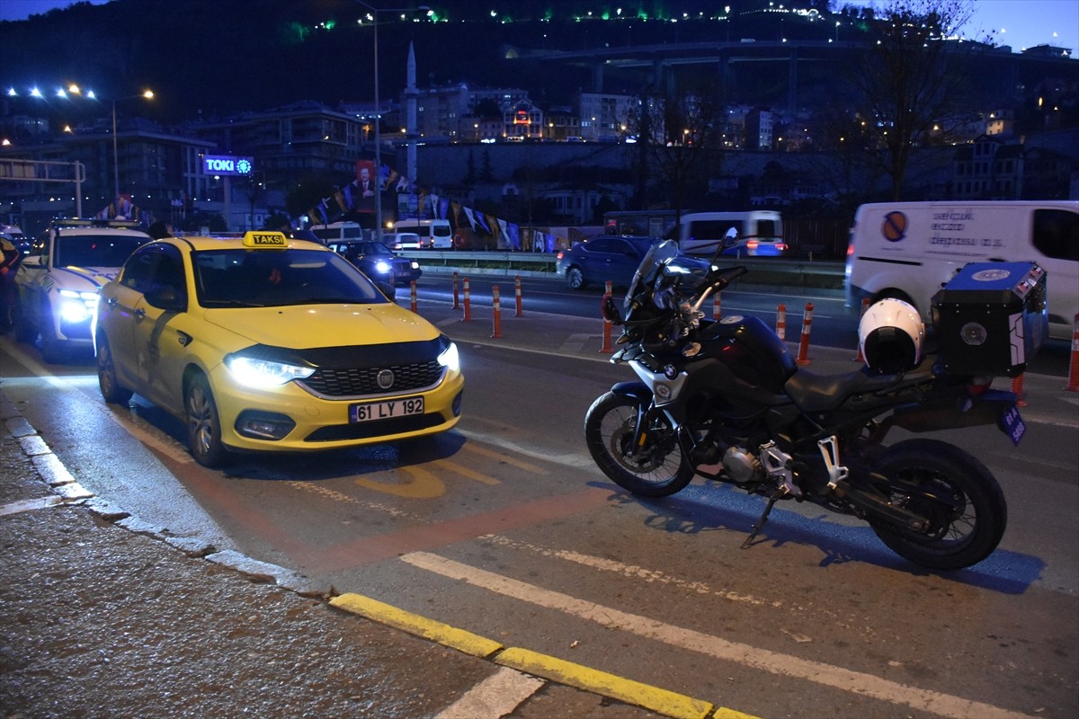 Trabzon'un Yomra ilçesinde park halindeki taksiyi çalan şüpheli, gözaltına alındı. Taksi...