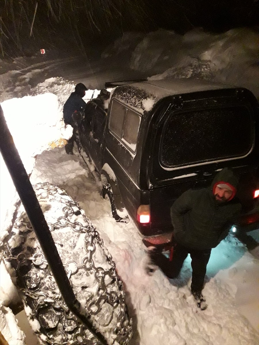Trabzon ve Giresun sınırında yer alan Sis Dağı Yaylası'nda kar yağışının ardından mahsur kalan 5...