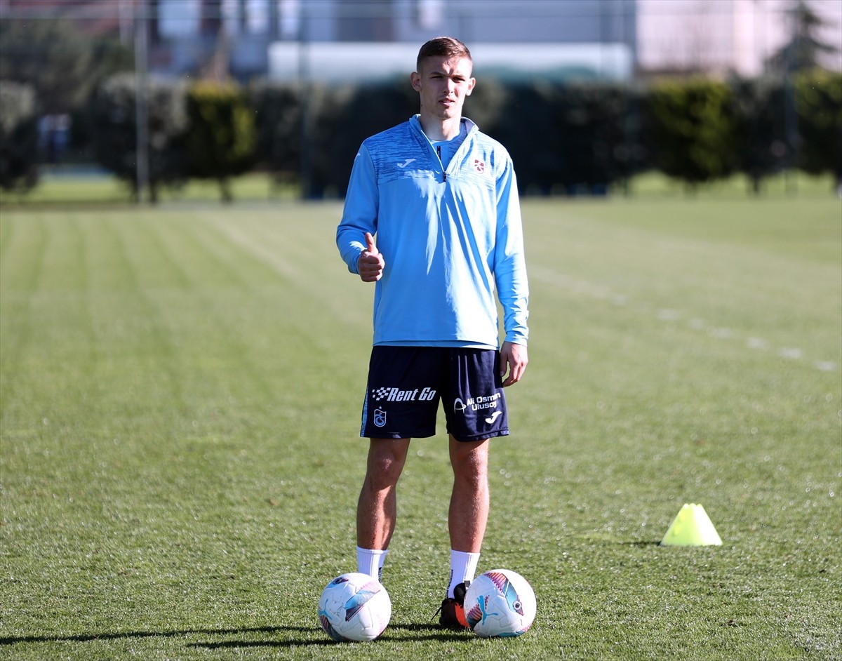 Trabzonspor'un ara transferde kadrosuna kattığı Ukraynalı oyuncu Danylo Sikan, basın mensuplarının...