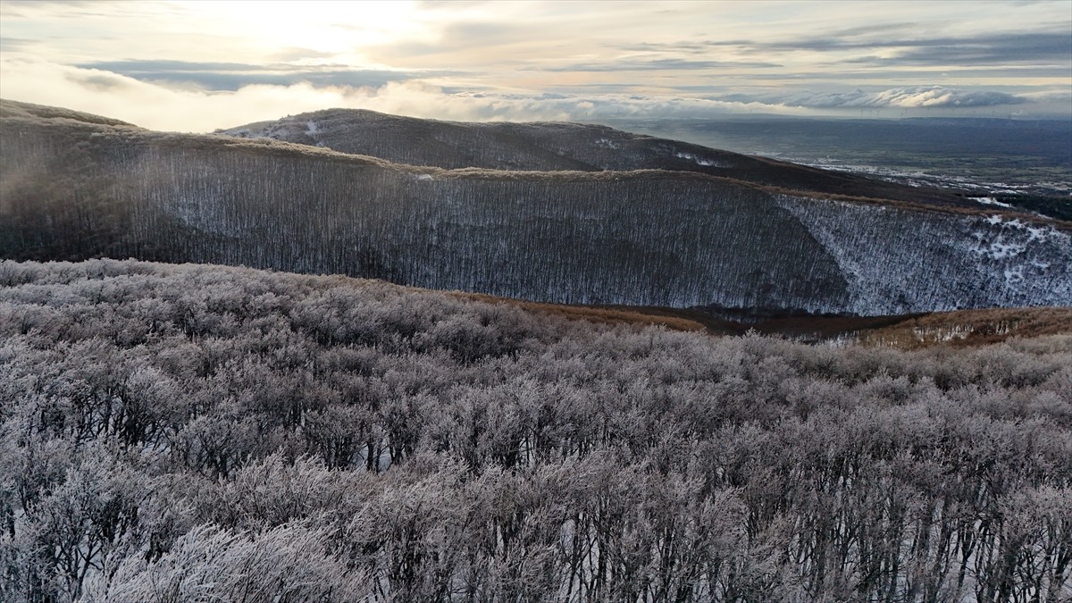 Trakya'da, Karadeniz kıyılarına paralel uzanan Yıldız Dağları'nda kar yağışının ardından oluşan...