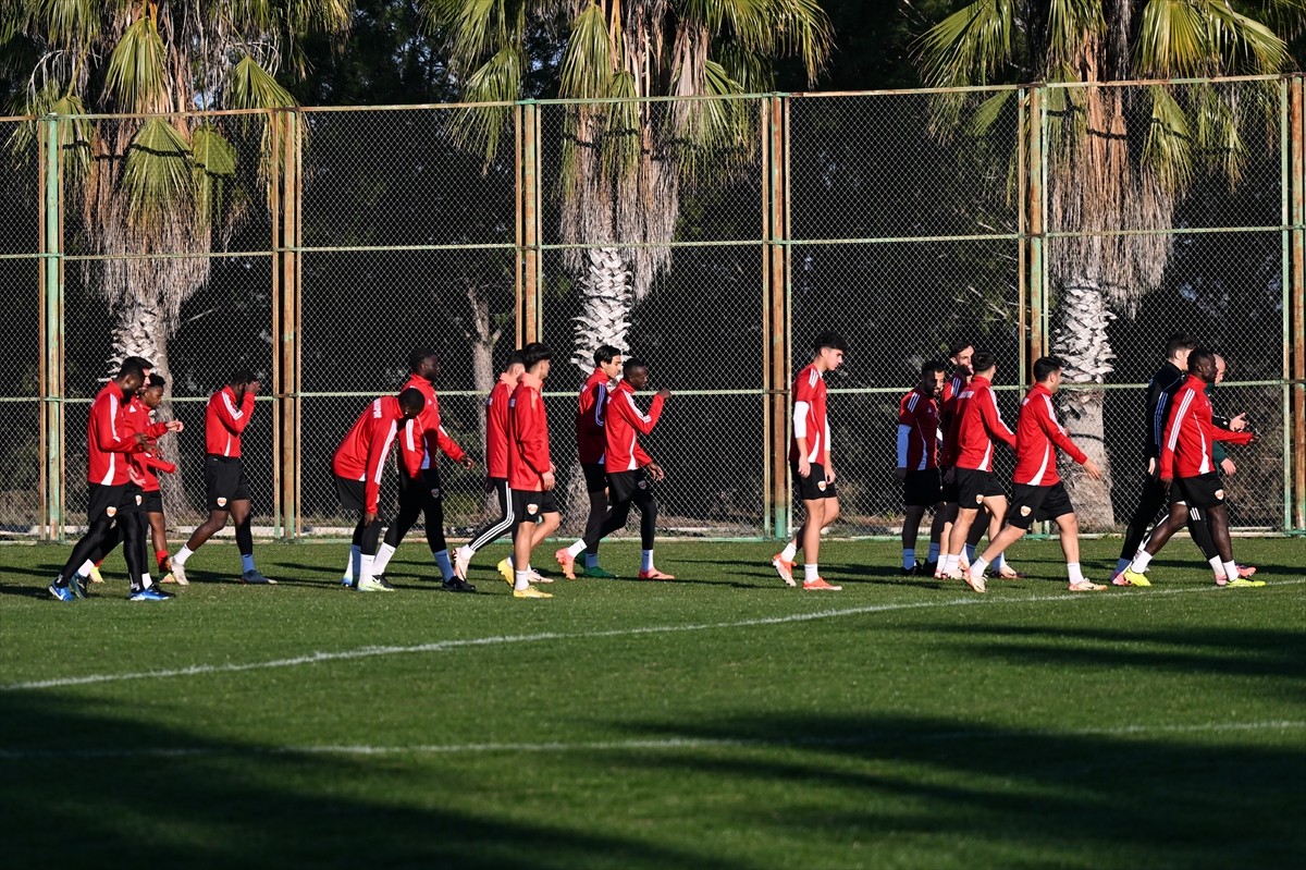 Trendyol 1. Lig ekiplerinden Adanaspor'un teknik direktörü Yusuf Şimşek, Çatalan Tesisleri'nde...