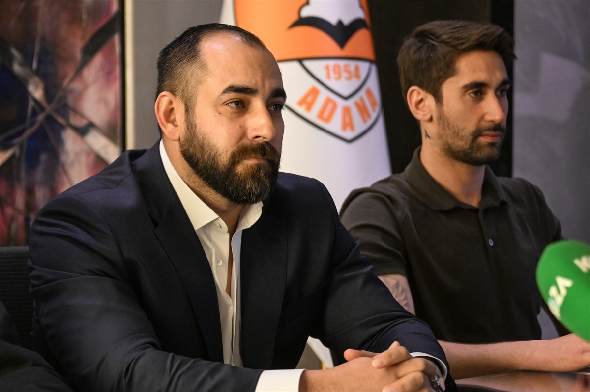 Trendyol 1. Lig ekiplerinden Adanaspor, futbolcular Orkan Çınar (sağda), Hasan Hatipoğlu (sol 2)...