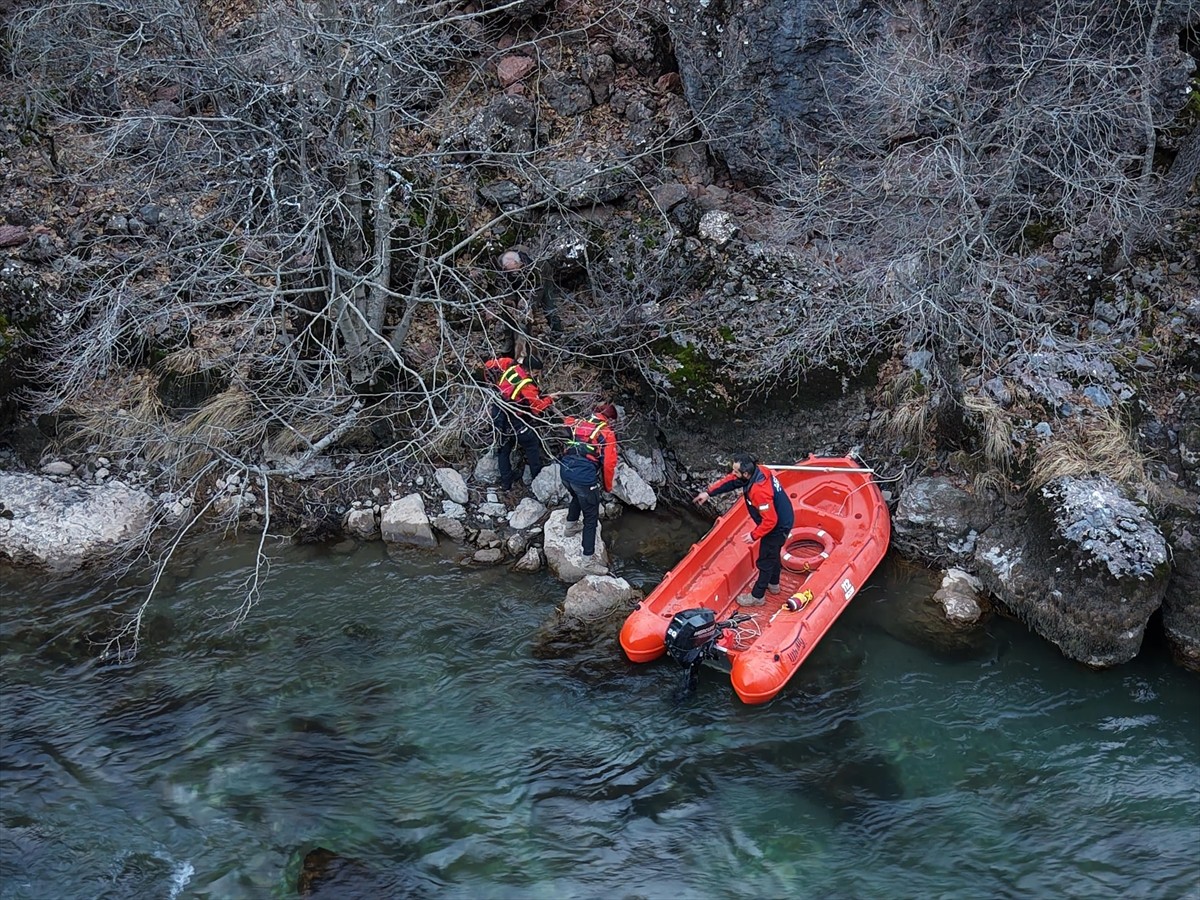 Tunceli'de hasta halde bulunan yaban keçisi, ekiplerin çalışmasıyla yakalanarak tedavi altına...