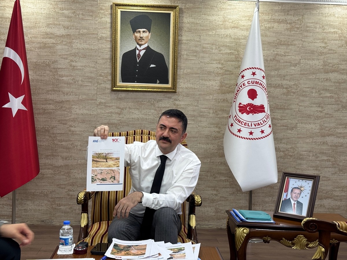 Tunceli Valisi ve Belediye Başkan Vekili Bülent Tekbıyıkoğlu, deprem konutu hak sahipliğiyle...