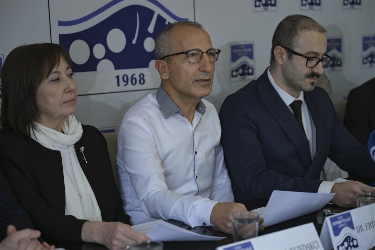 Türk Dermatoloji Derneği (TDD) Yönetim Kurulu Başkanı Prof. Dr. Ertan Yılmaz (sol3), medikal...