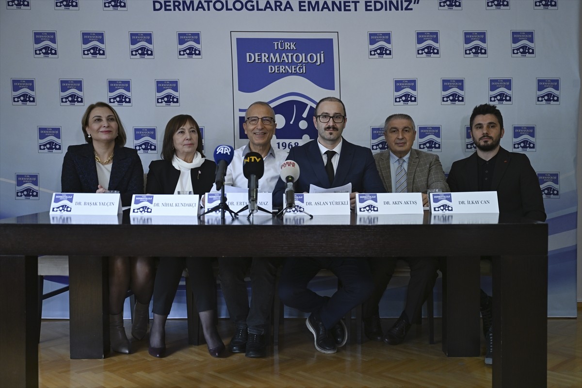 Türk Dermatoloji Derneği (TDD) Yönetim Kurulu Başkanı Prof. Dr. Ertan Yılmaz (sol3), medikal...