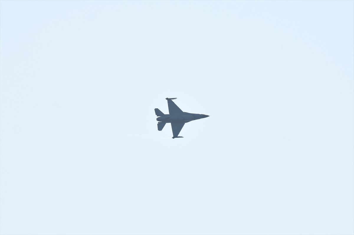 Türk Hava Kuvvetlerinin akrobasi timi SOLOTÜRK'ün Antalya'daki deniz üstünde yaptığı eğitim...