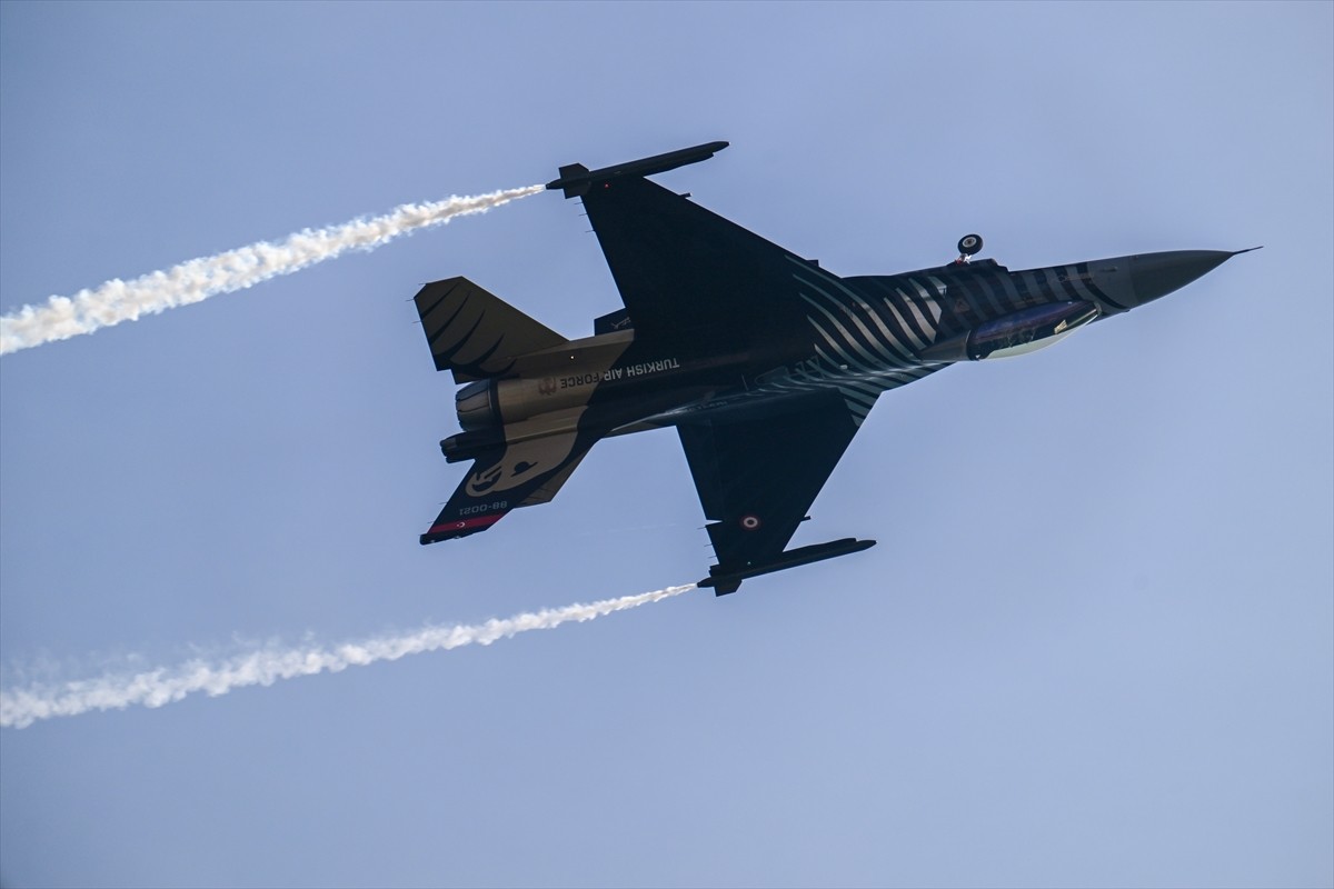 Türk Hava Kuvvetlerinin akrobasi timi SOLOTÜRK, Antalya'da deniz üstü eğitim uçuşlarıyla...