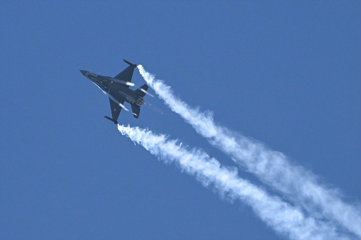 Türk Hava Kuvvetlerinin akrobasi timi SOLOTÜRK, Antalya'da, deniz üstü eğitimleri kapsamında...