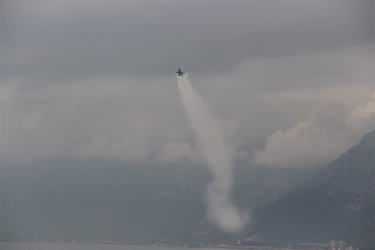 Türk Hava Kuvvetlerinin akrobasi timi SOLOTÜRK, Antalya'daki eğitim uçuşunu sürdürüyor.