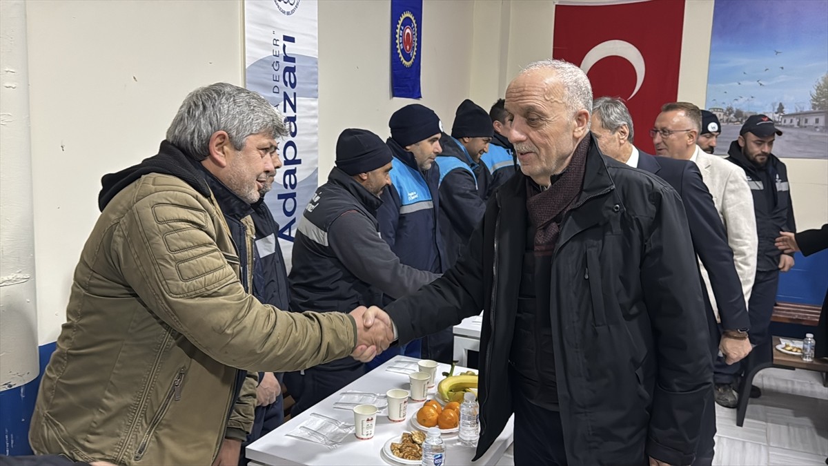 TÜRK-İŞ Genel Başkanı Ergün Atalay, yeni yıla Sakarya'da temizlik işçileriyle girdi. Adapazarı...