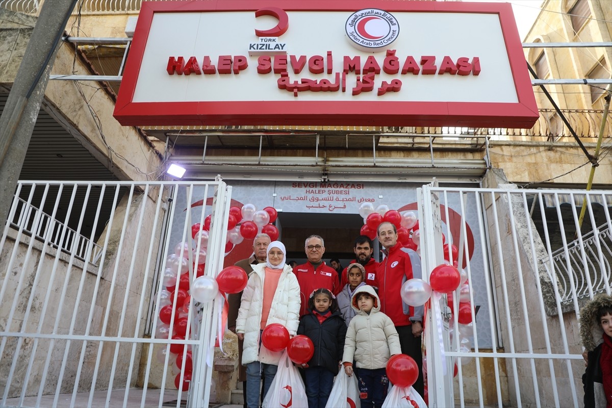 Türk Kızılay, Suriye'nin Halep kentinde, bölgedeki ihtiyaç sahiplerinin gıda ve giyecek gibi...