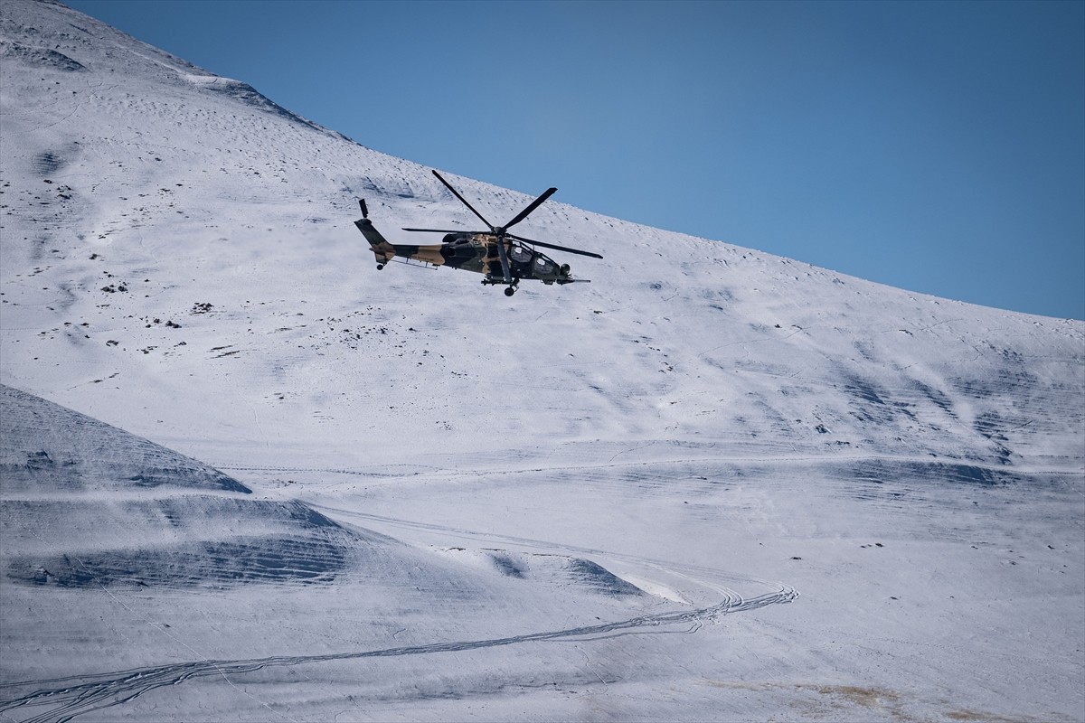 Türk Silahlı Kuvvetlerinin (TSK) Kars'ta düzenlediği "Kış Tatbikatı-2025" dondurucu soğukta devam...