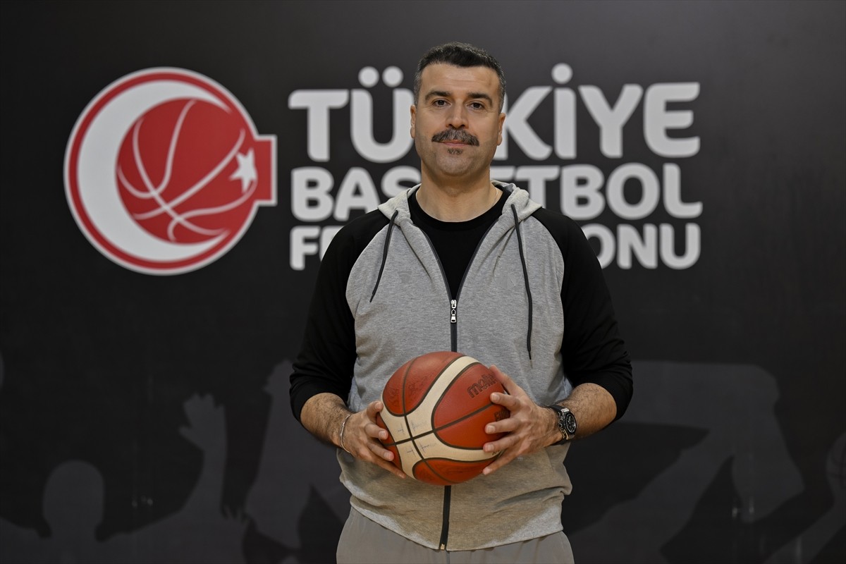Türk Telekom Erkek Basketbol Takımı Başantrenörü Erdem Can (sağda), BKT Avrupa Kupası'nın normal...