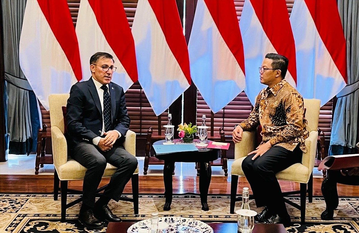 Türkiye'nin Cakarta Büyükelçisi Talip Küçükcan (solda), Endonezya Dışişleri Bakanı Sugiono'ya...