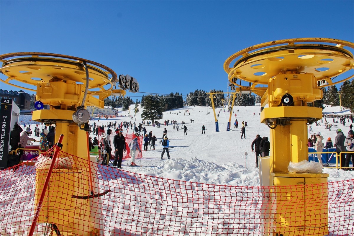 Türkiye'nin önde gelen kayak ve kış turizmi merkezlerinden Uludağ, sömestir tatili dolayısıyla...