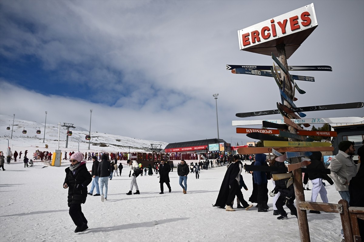 Türkiye'nin önemli kayak merkezlerinden Erciyes'te, yarıyıl tatili dolayısıyla yoğunluk yaşanıyor....