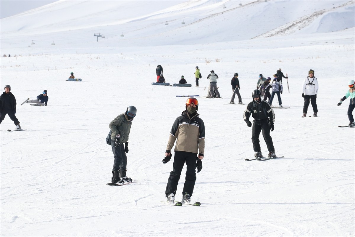 Türkiye'nin önemli kayak merkezlerinden Erciyes Kış Sporları ve Turizm Merkezi'ne gelen yerli ve...