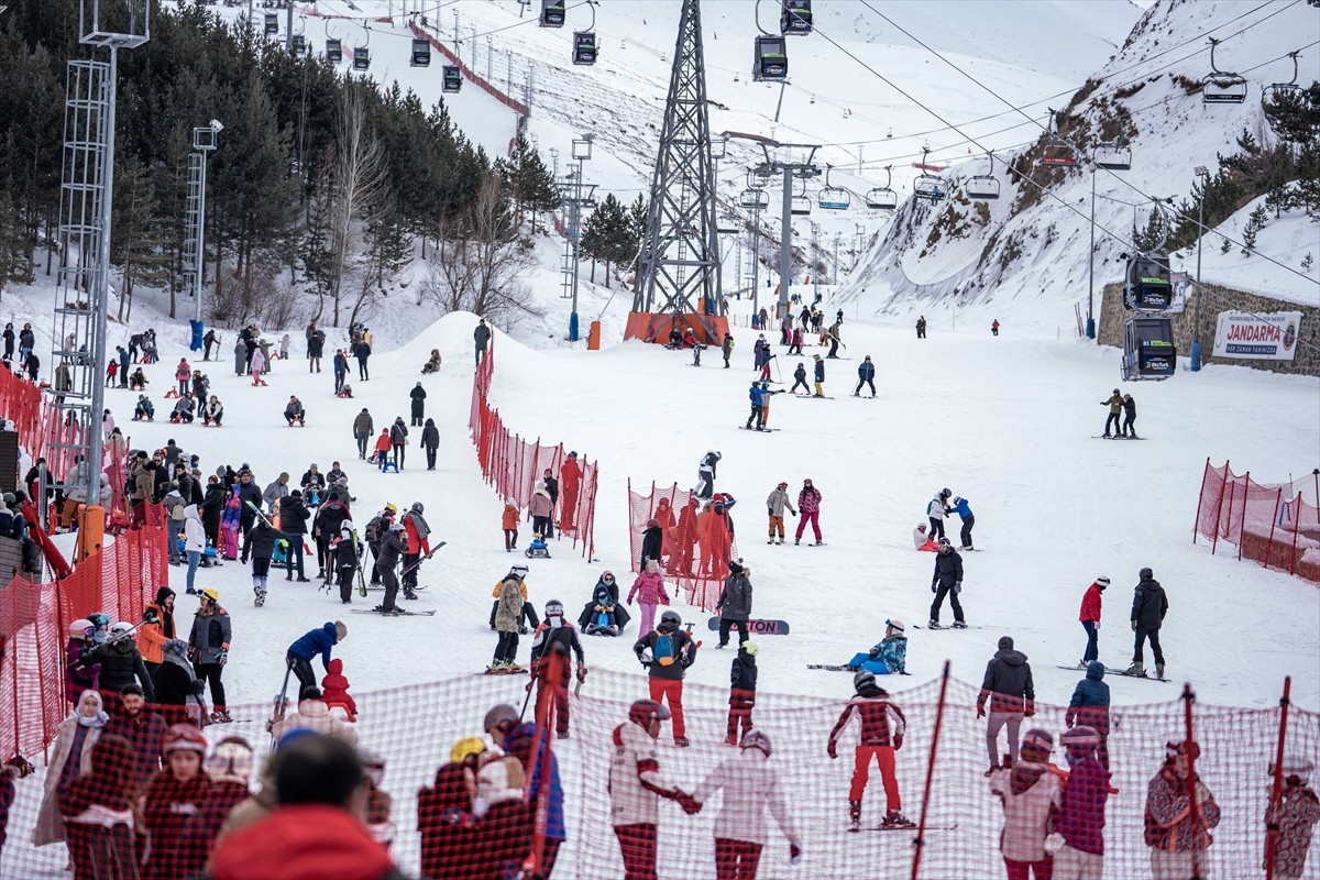  Türkiye'nin önemli kış turizm merkezlerinden Erzurum'daki Palandöken Kayak Merkezi'nde, sömestir...