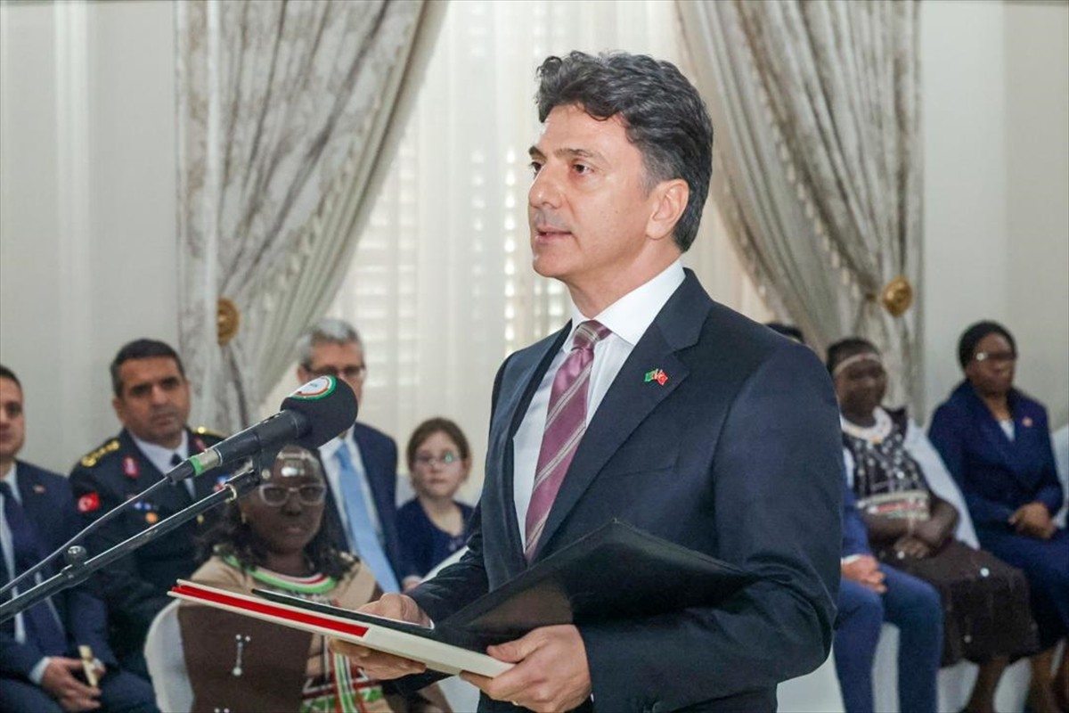 Türkiye'nin yeni Lusaka Büyükelçisi Hüseyin Barbaros Dicle (fotoğrafta), Zambiya Cumhurbaşkanı...