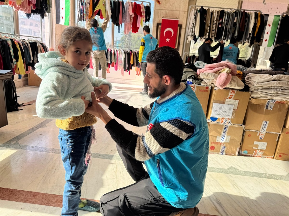 Türkiye Diyanet Vakfı (TDV), Suriye'nin Humus kentinde ihtiyaç sahiplerine kıyafet desteğinde...