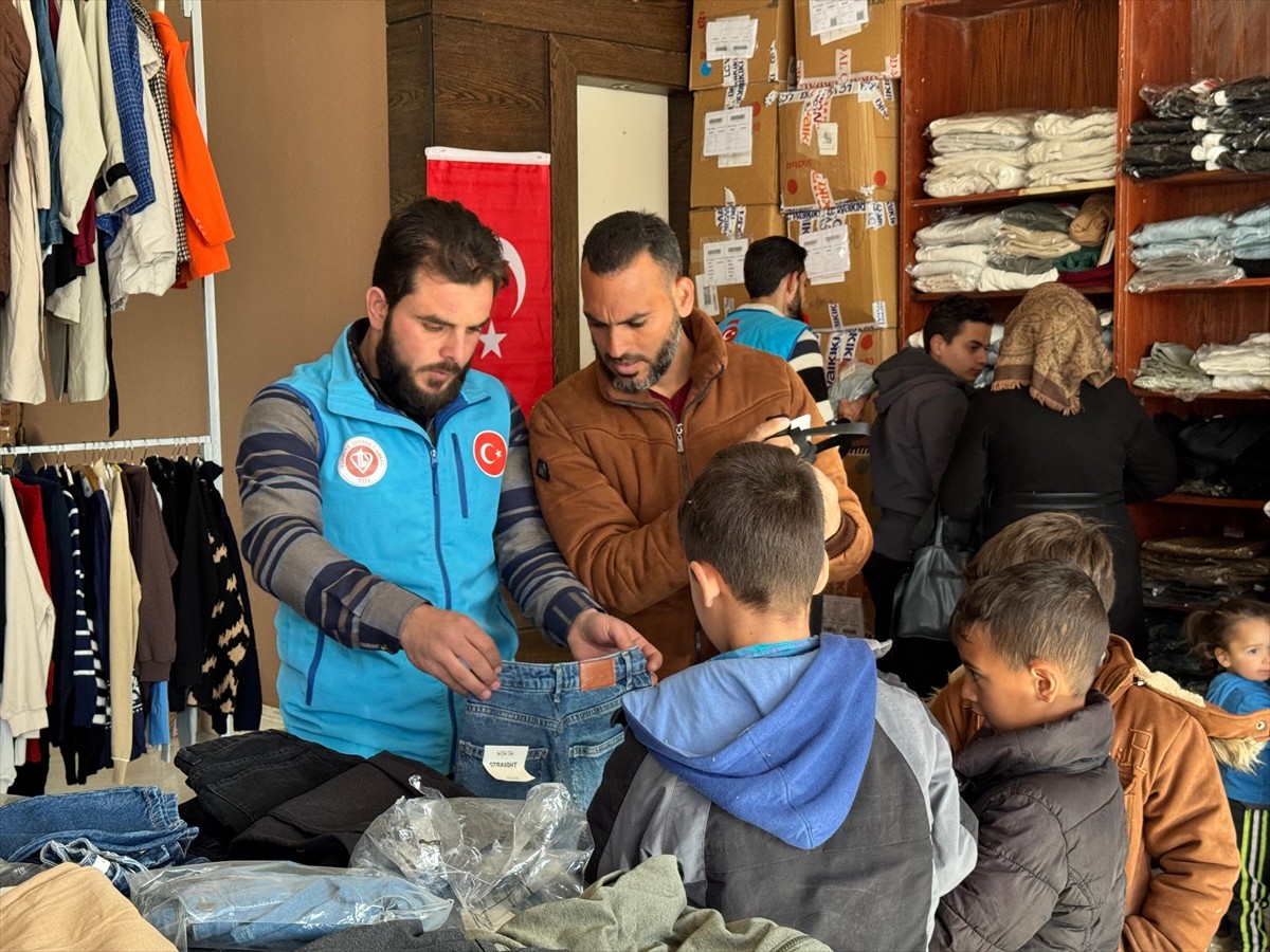 Türkiye Diyanet Vakfı (TDV), Suriye'nin Humus kentinde ihtiyaç sahiplerine kıyafet desteğinde...