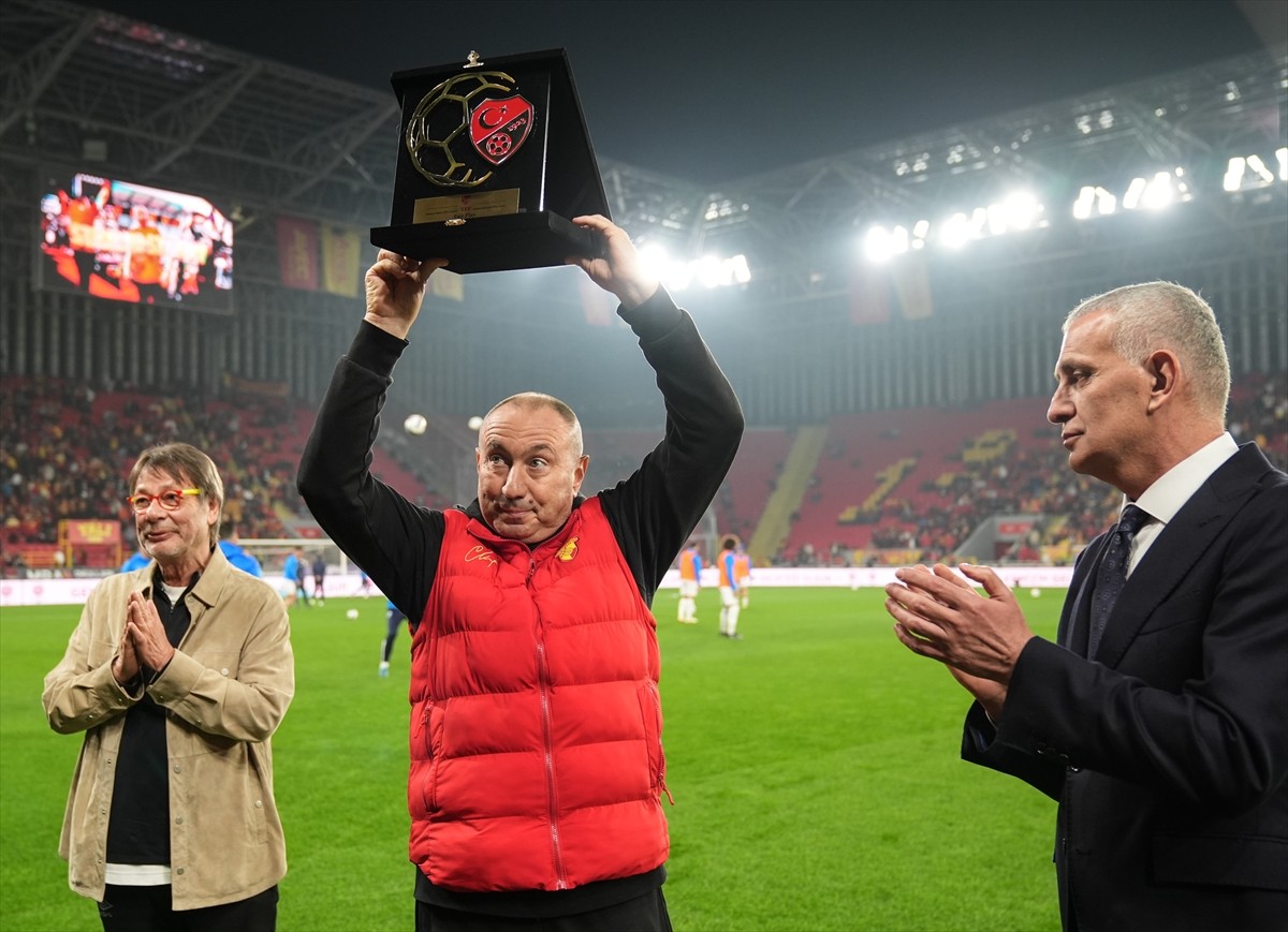Türkiye Futbol Federasyonu (TFF) tarafından fair play ödülüne layık görülen Göztepe Teknik...