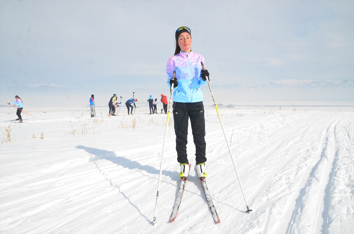 Türkiye Kayak Federasyonunca Erzurum'da düzenlenen kayaklı koşu eleme müsabakalarında 23 madalya...