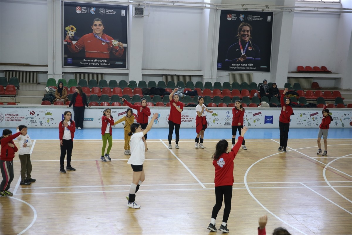 Türkiye Milli Olimpiyat Komitesince (TMOK) Diyarbakır'da dezavantajlı kız çocuklarının spor...