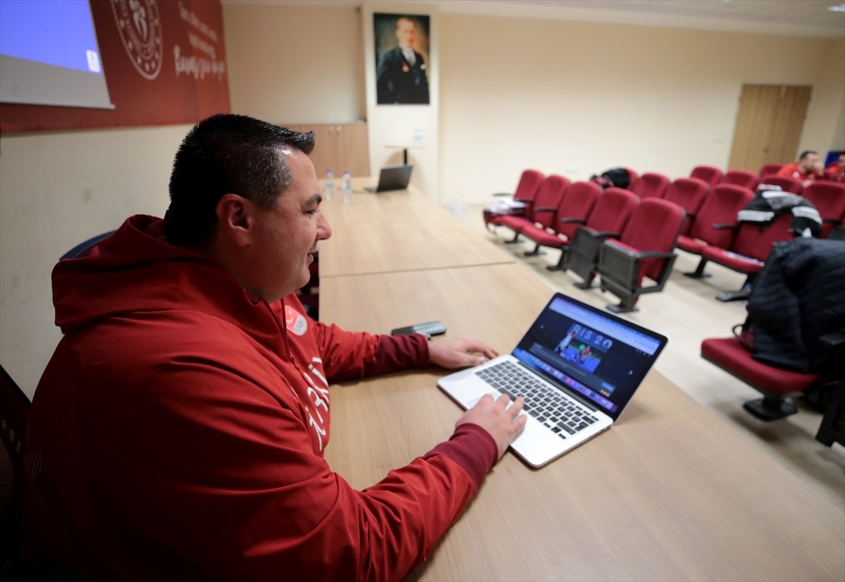 Türkiye Okçuluk Milli Takımlar Teknik Direktörü Yusuf Göktuğ Ergin (sağda), Anadolu Ajansının (AA)...