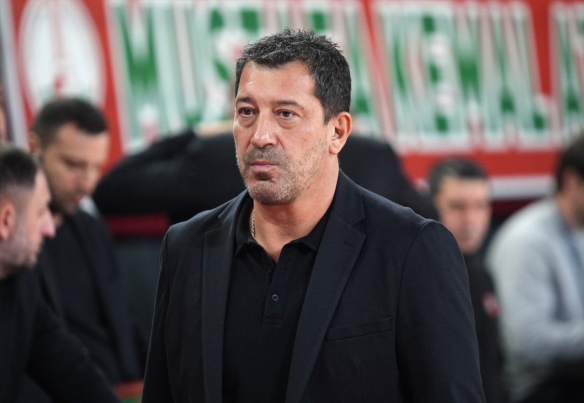 Türkiye Sigorta Basketbol Süper Ligi ekiplerinden Karşıyaka'da başantrenör Ufuk Sarıca, Basketbol...