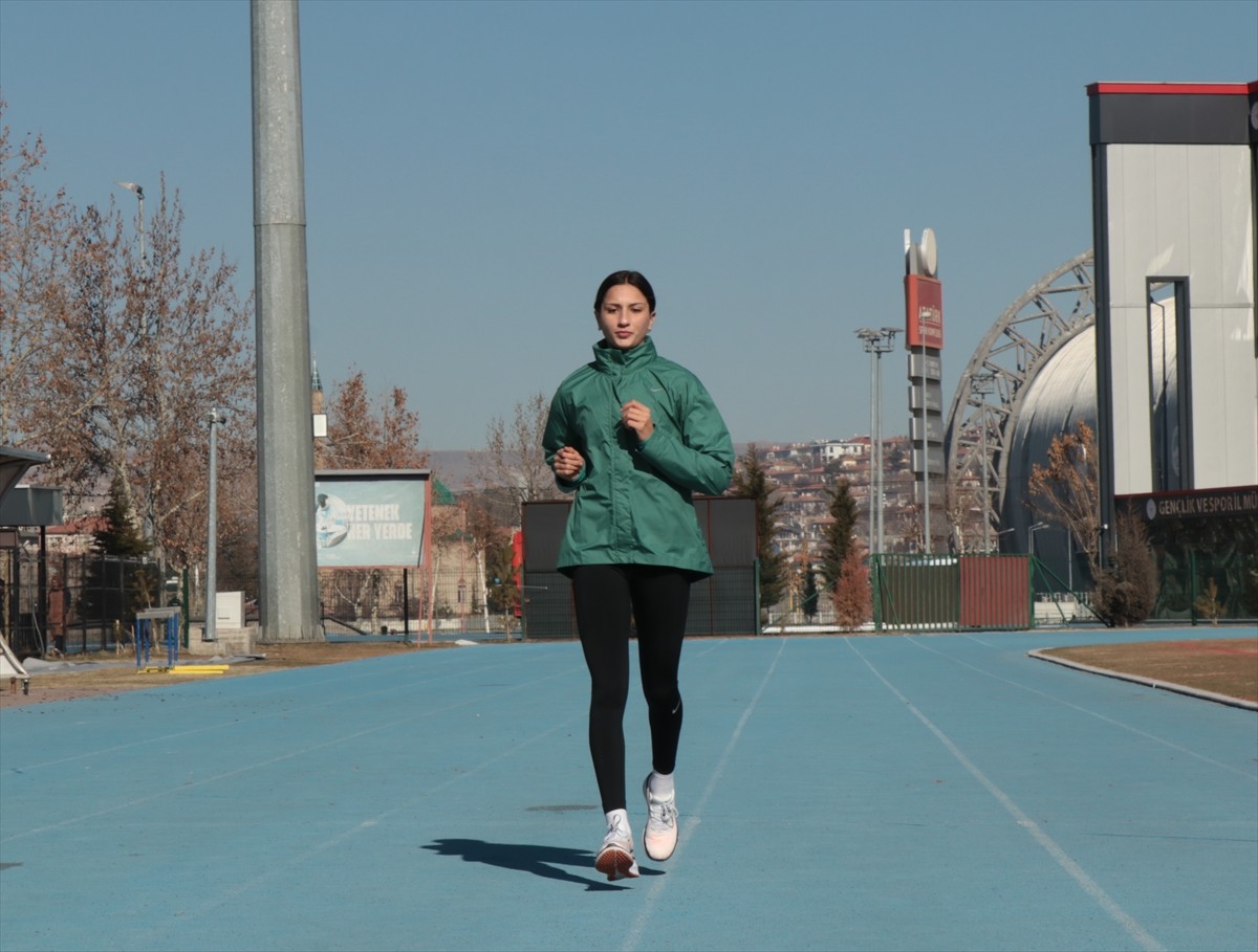 Üç adım ve uzun atlama branşlarında çok sayıda Türkiye şampiyonlukları bulunan 18 yaşındaki milli...