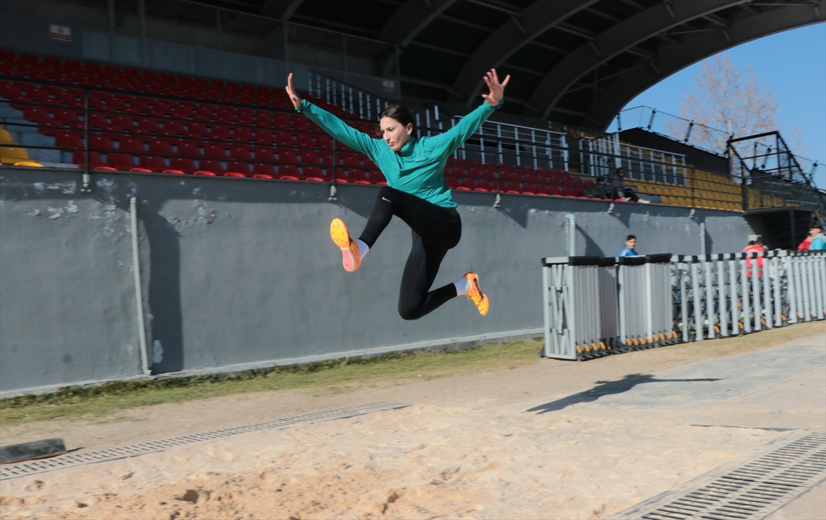 Üç adım ve uzun atlama branşlarında çok sayıda Türkiye şampiyonlukları bulunan 18 yaşındaki milli...