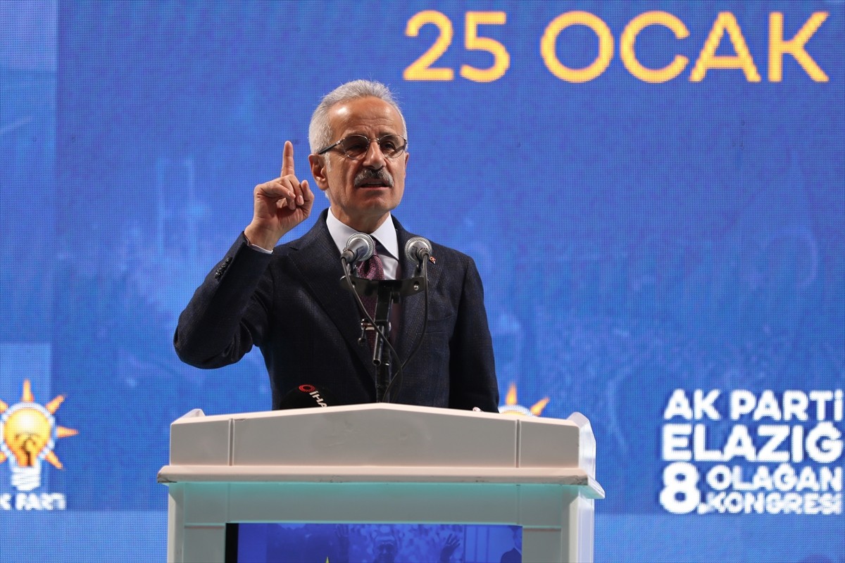 Ulaştırma ve Altyapı Bakanı Abdulkadir Uraloğlu, Ahmet Aytar Spor Salonu'nda düzenlenen AK Parti...