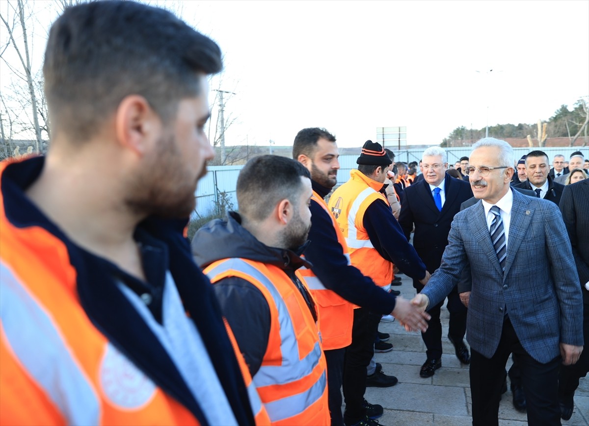 Ulaştırma ve Altyapı Bakanı Abdulkadir Uraloğlu, "dünyanın en uzun taş köprüsü" olarak bilinen...