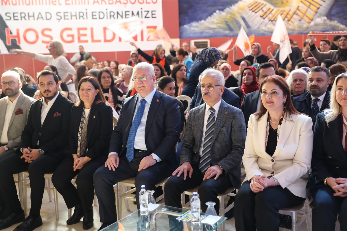Ulaştırma ve Altyapı Bakanı Abdulkadir Uraloğlu (sağ 2), Edirne'de bir düğün salonunda düzenlenen...